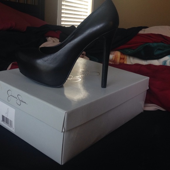Jessica Simpson pumps