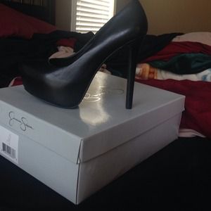 Jessica Simpson pumps