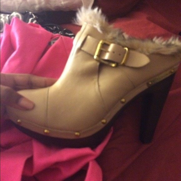 BCBG heels - Picture 2 of 4