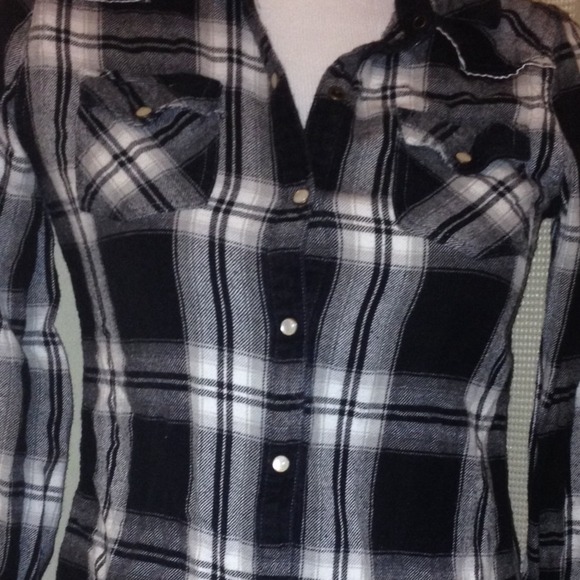 π΄soldπ΄π₯HPπ₯ Flannel button up - Picture 2 of 4