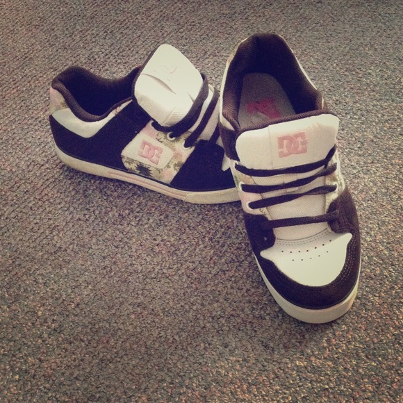 Women's DC skateboarding sneaker