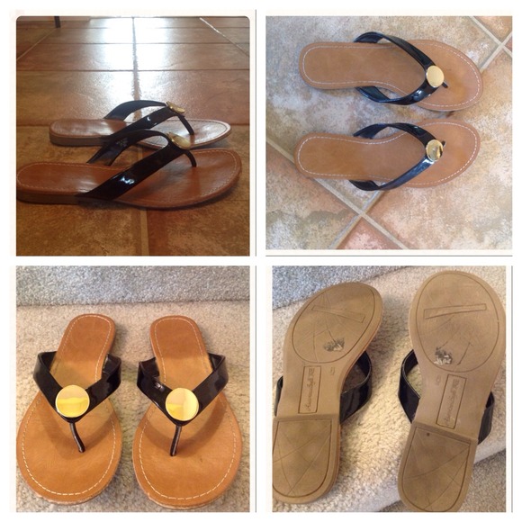 Shoes - 🔥Black and gold thong sandals💥HOT DEAL