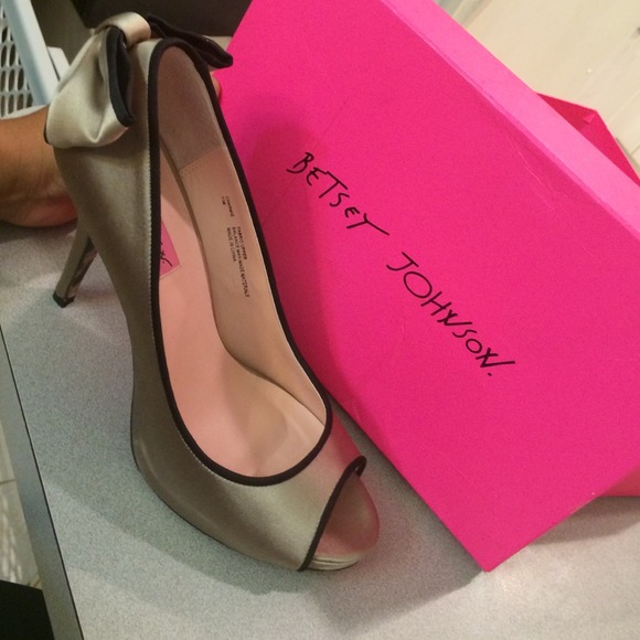 Shoes - Picture 2 of 4