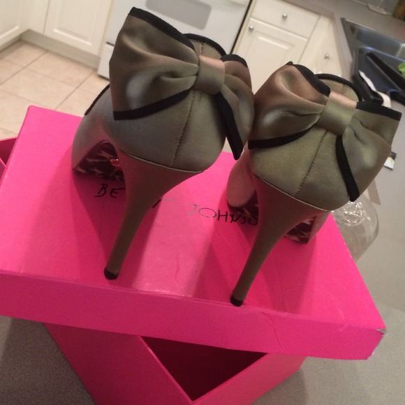 Shoes - Picture 3 of 4