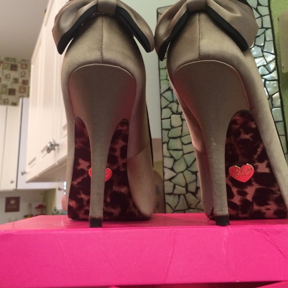 Shoes - Picture 4 of 4