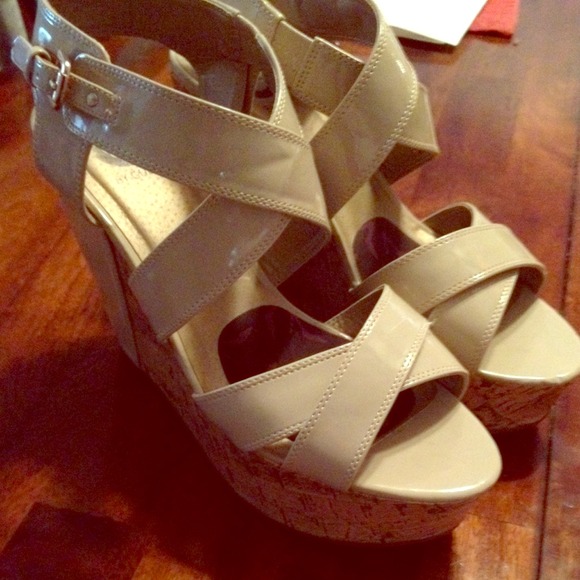 Guess tan cork wedges