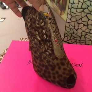 Shoes never worn