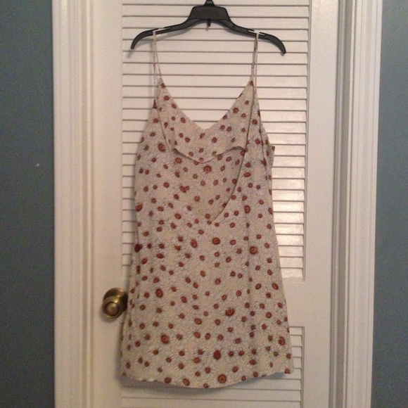 Lynette in daisy print - Picture 2 of 3