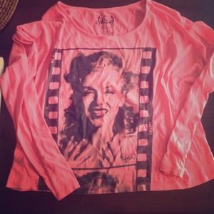 Off shoulder XL Marilyn Monroe shirt