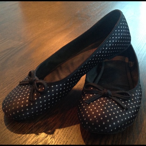 Adorable Navy Polka-dot Flats!