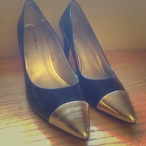Black and gold toe heels