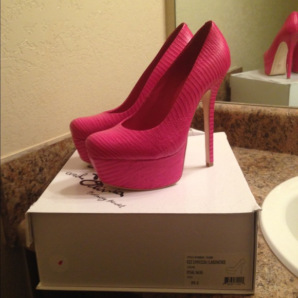 🌟Alice and Olivia pink platform pumps🌟