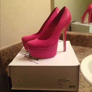 🌟Alice and Olivia pink platform pumps🌟