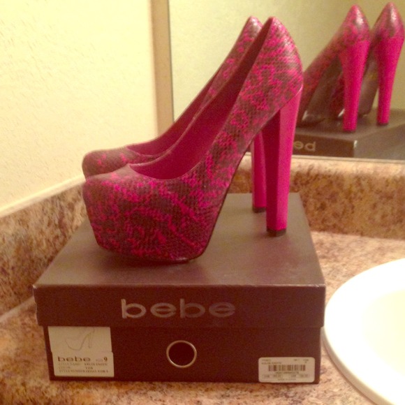 💥Bebe pink and black platform pumps