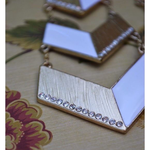 ✋SOLD IN BUNDLE✋ White and Gold Arrow Earrings - Picture 2 of 3