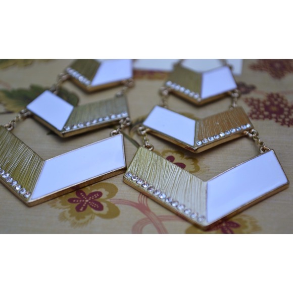 ✋SOLD IN BUNDLE✋ White and Gold Arrow Earrings - Picture 3 of 3