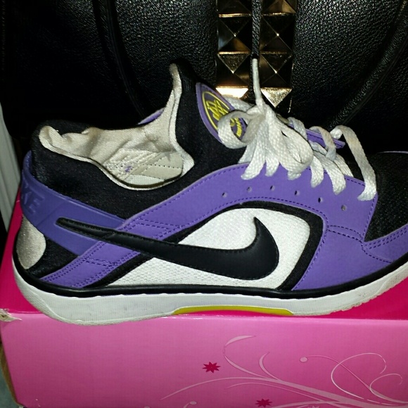 Nikes - Picture 2 of 4