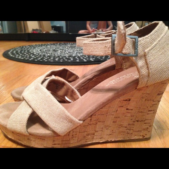 Toms strappy wedges in burlap 8.5