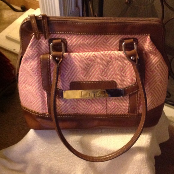Lovely Handbag for a woman who likes to be Fashion - Picture 1 of 4