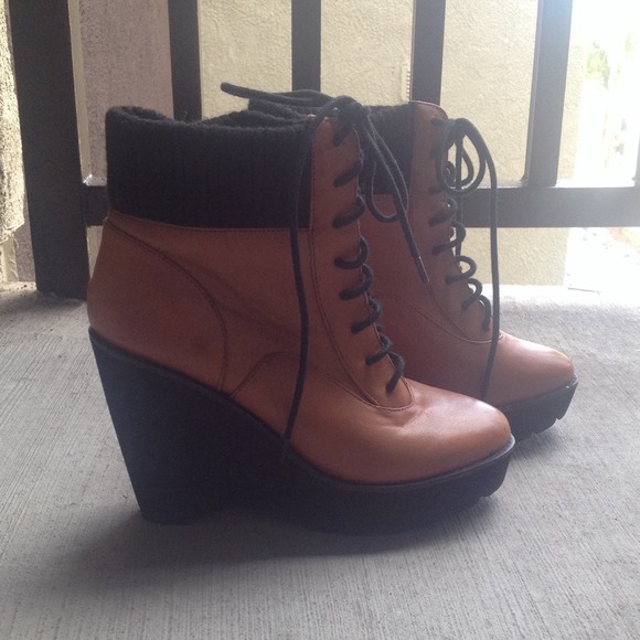 ✨SOLD IN BUNDLE✨Deena&Ozzy Lace Up Wedge Booties