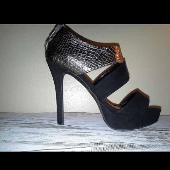 Just Fab Black & Bronze Heels