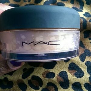 M.A.C DARK POWDER FOUNDATION