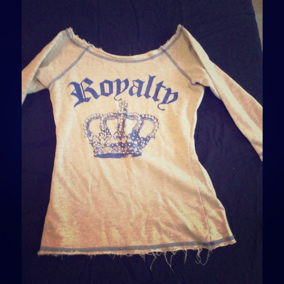 Off the shoulder loose shirt