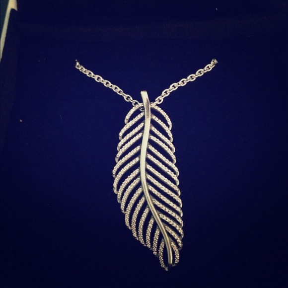 🚫SOLD🚫PANDORA 🔑 Feather Necklace Pendant 🌷
