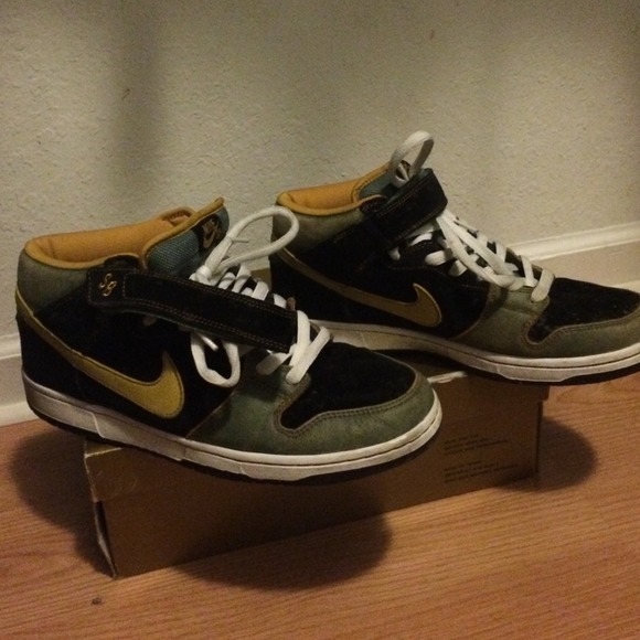 Sneaker - Picture 1 of 4