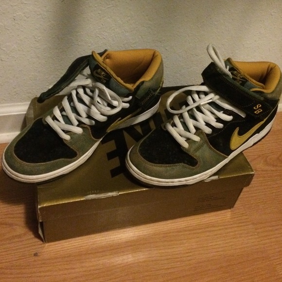 Sneaker - Picture 3 of 4