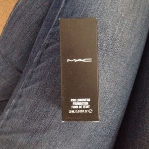 Mac pro long wear foundation