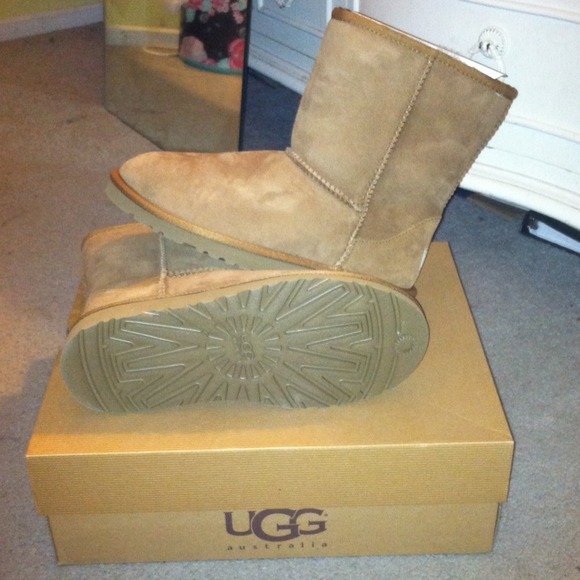 Ugg short brown furry inside boots - Picture 2 of 4