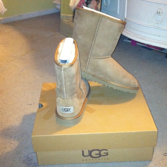 Ugg short brown furry inside boots - Picture 3 of 4