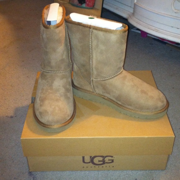 Ugg short brown furry inside boots - Picture 4 of 4
