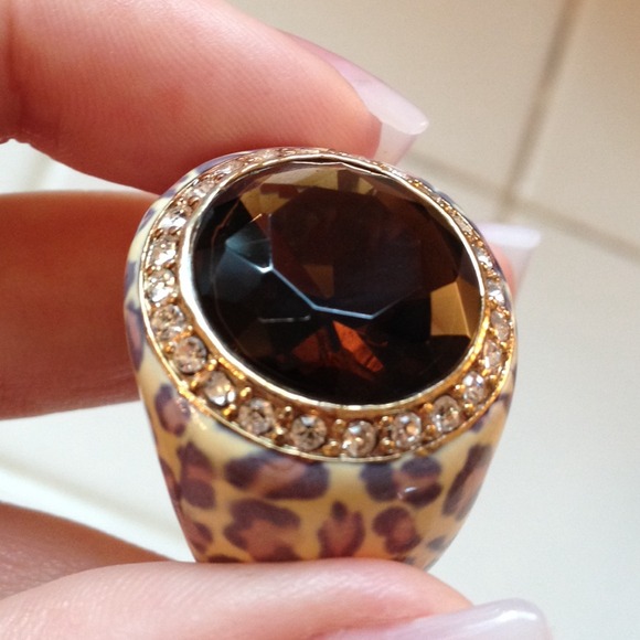 Betsey Johnson Ring. - Picture 3 of 3