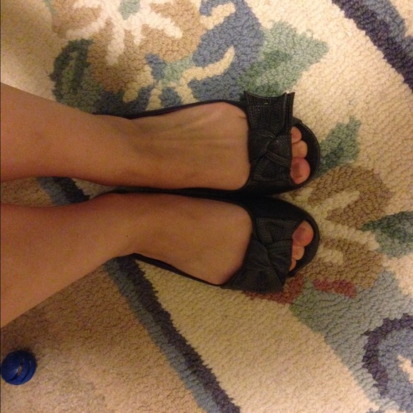 Cute bow flats.