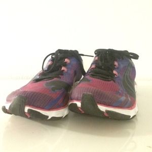 Barely worn puma shoes!!!