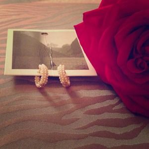 Small peal hoop earring
