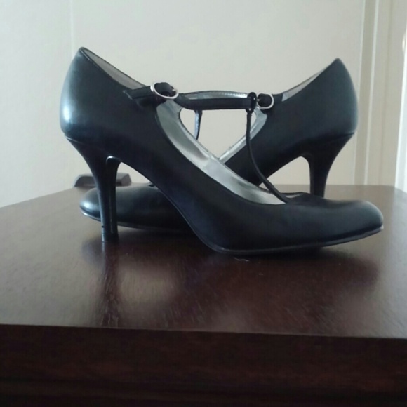 ❌❌ SOLD ❌❌Black T-strap heels