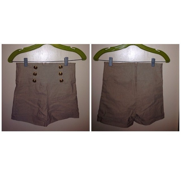 Tan/ Light brown high waisted shorts 🎀 $15