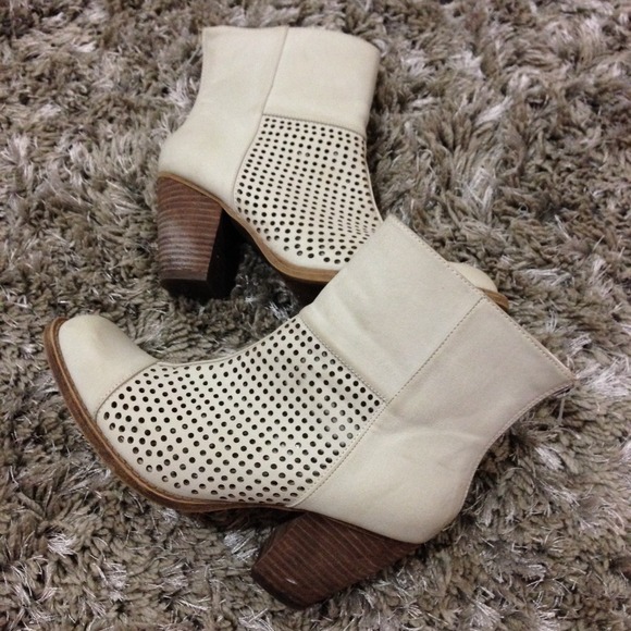 ❌SOLD❌Off-white faux leather ankle boots - Picture 2 of 4