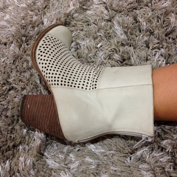 ❌SOLD❌Off-white faux leather ankle boots - Picture 4 of 4