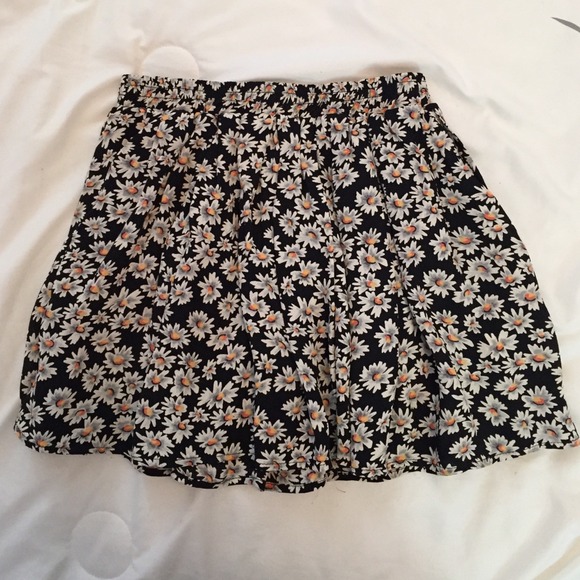 Brandy Melville Dresses & Skirts - Brandy Melville Daisy Luma Skirt