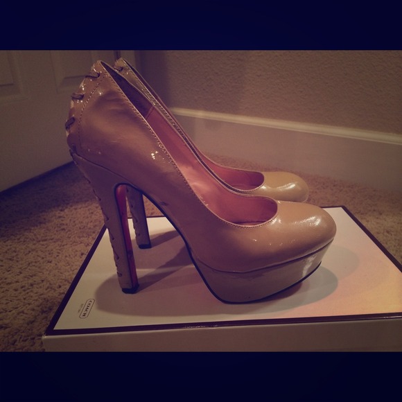 Fun heels! Hot pink sole. Has some scuffs.