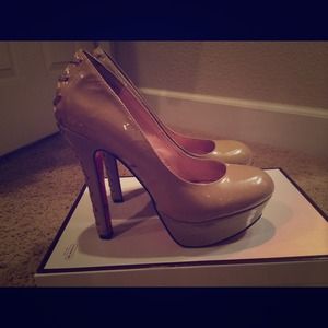 Fun heels! Hot pink sole. Has some scuffs.