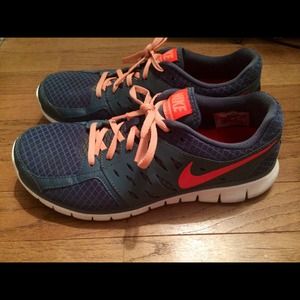 Nike flex coral and gray running shoes size 10
