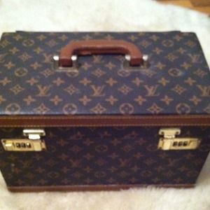 LV travel carrier