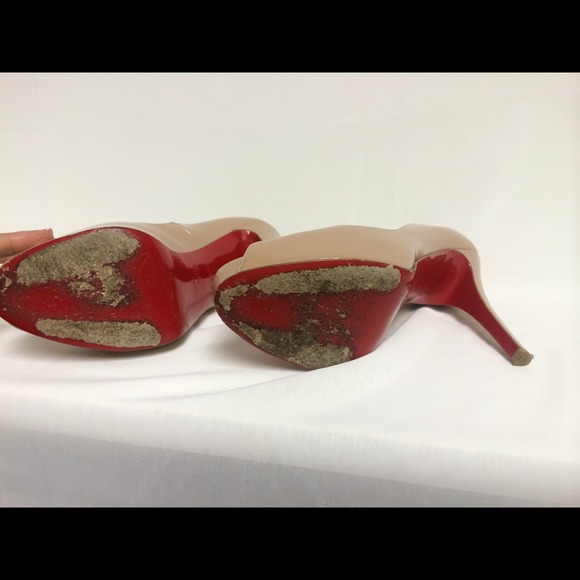 🚫SOLD🚫 Sexy Louboutins Nude Pump sz 35 MSRP $985 - Picture 4 of 4