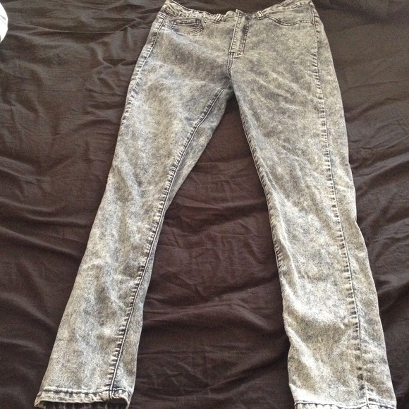 Acid wash high rise/ high waist jeans.