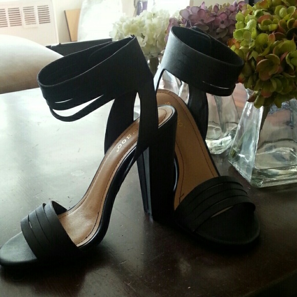 BAMBOO Black strap sandels with ankle straps - Picture 2 of 4